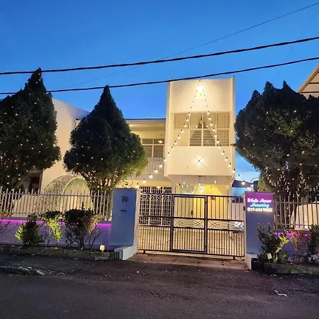 White House Semi D 6Room 12Pax